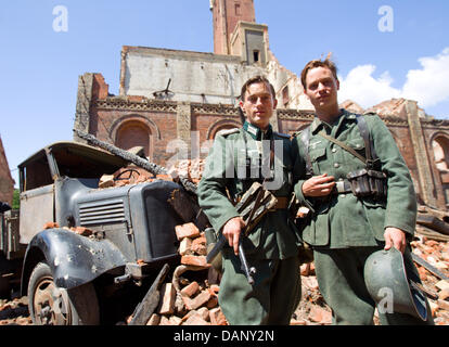 Acteurs Tom Schilling (R) et Volker Bruch comme poser pendant le tournage de la production de télévision allemande "Unsere Muetter, unsere Vaeter' ('nos mères, nos pères) à la région de l'ancienne usine de Hildebrand à Halle/Saale, Allemagne, 14 juillet 2011. Les trois parties du film par réalisateur Phillip Kadelbach raconte l'histoire de cinq amis durant la Seconde Guerre mondiale. Avant de Halle, l'équipage a tourné en Li Banque D'Images