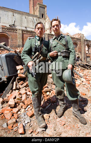 Acteurs Tom Schilling (R) et Volker Bruch comme poser pendant le tournage de la production de télévision allemande "Unsere Muetter, unsere Vaeter' ('nos mères, nos pères) à la région de l'ancienne usine de Hildebrand à Halle/Saale, Allemagne, 14 juillet 2011. Les trois parties du film par réalisateur Phillip Kadelbach raconte l'histoire de cinq amis durant la Seconde Guerre mondiale. Avant de Halle, l'équipage a tourné en Li Banque D'Images