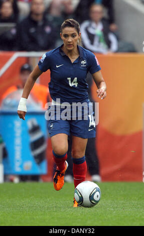 Louisa Necib de France en action au cours de la demi-finale match de foot de la Coupe du Monde féminine de la fifa entre la France et les USA au stade Borussia-Park Mönchengladbach dans l', Allemagne, 13 juillet 2011. Photo : Friso Gentsch dpa/lnw Banque D'Images