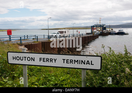 Signe pour Houton Terminal de Ferry sur l'Orkney continent avec des véhicules laissant ferry en arrière-plan. Banque D'Images