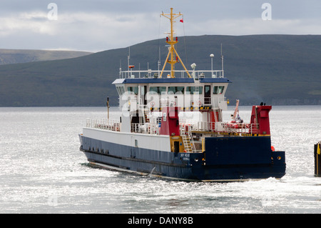 Hoy MV véhicule tête ferry, exploité par l'Orkney Ferries, laissant Houton sur terre ferme pour The Tudor sur Hoy, Orkney. Banque D'Images