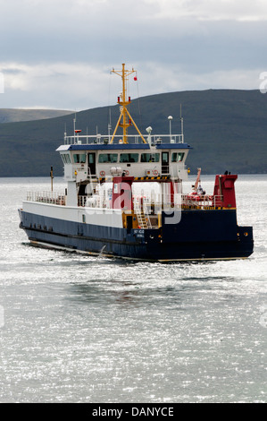 Hoy MV véhicule tête ferry, exploité par l'Orkney Ferries, laissant Houton sur terre ferme pour The Tudor sur Hoy, Orkney. Banque D'Images
