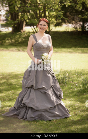 L'Allemagne, en Rhénanie du Nord-Westphalie, Roesrath, Portrait de mariée en parc, smiling Banque D'Images