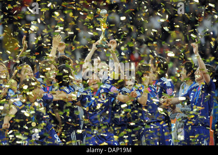 L'équipe du Japon célébrer avec le trophée après la Coupe du Monde féminine de la fifa football match final entre le Japon et les USA au stade de la Coupe du Monde de la FIFA à Frankfurt am Main, Allemagne 17 juillet 2011. Photo : Arne Dedert dpa/lhe Banque D'Images