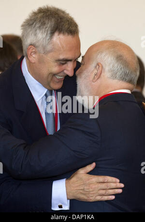 Président-directeur général de Siemens Peter Loescher (L)'oligarque russe Viktor Vekselberg accueille avant un petit-déjeuner de travail avec la Chancelière allemande Angela Merkel et le président russe Dmitri Medvedev (invisible) impliquant des politiciens et chefs d'entreprise de la Fédération et les délégations allemande à Hanovre, Allemagne du nord, le 19 juillet 2011. Les dirigeants de la Russie et l'Allemagne vont tenir ensemble un cabinet m Banque D'Images