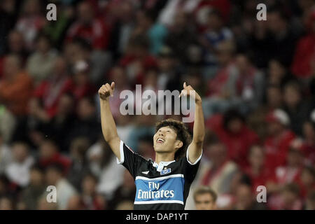 Fils d'Hambourg Heung-Min cheers après avoir marqué au cours de la Liga total-Cup match FC Bayern Munich vs Hambourg SV à Coface-Arena à Mainz, Allemagne, 19 juillet 2011. Photo : Fredrik von Erichsen Banque D'Images