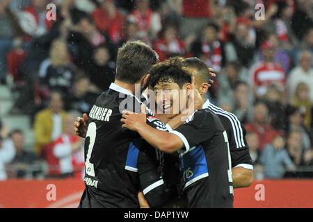 Les joueurs d'Hambourg cheer après le deuxième score du Heung-Min Son (R) au cours de la Liga total-Cup match FC Bayern Munich vs Hambourg SV à Coface-Arena à Mainz, Allemagne, 19 juillet 2011. Photo : Boris Roessler Banque D'Images