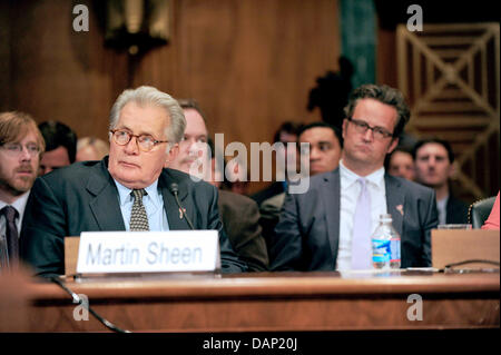 (L'acteur Martin Sheen) témoigne lors d'une audience devant le comité du Sénat des États-Unis sur le système judiciaire sous-comité sur le crime et le terrorisme sur 'Drug et des anciens combattants : tribunaux de traitement de la recherche de solutions économiques pour la protection de la Sécurité publique et de réduire la récidive, à Washington, D.C. le mardi 19 juillet 2011. L'acteur Matthew Perry a l'air sur de la droite. Photo : Ron Sachs/CNP Banque D'Images