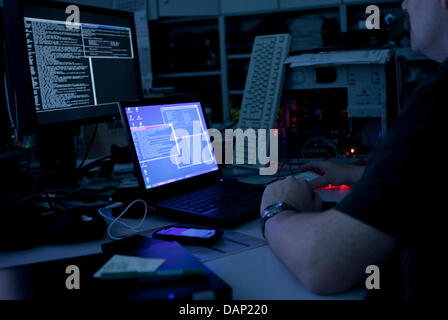 ILLUSTRATION / fichier archive - Une photo en date du 16 juin 2011 montre un homme assis en face de différents ordinateurs et moniteurs à Hambourg, Allemagne. Selon leurs rapports, le FBI a arrêté 16 membres présumés du groupe de hackers Anonymous. Ils sont accusés d'avoir soutenu le site Wikileaks. Photo : Jana Pape Banque D'Images