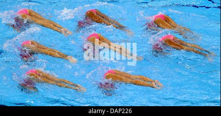 Natation synchronisée de Singapour dans l'équipe de natation synchronisée à la ronde préliminaire aux Championnats du Monde de Natation FINA 2011 à Shanghai, Chine, le 20 juillet 2011. Photo : Hannibal dpa  + + +(c) afp - Bildfunk + + + Banque D'Images