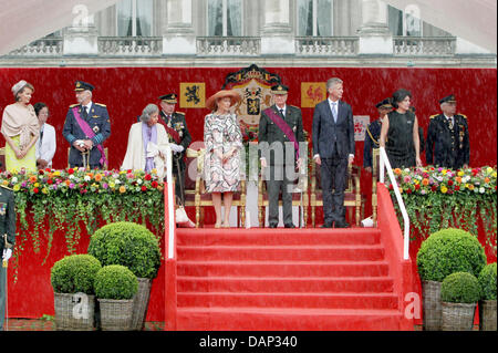 La Princesse Mathilde de Belgique (L-R), le Prince Philippe, La Reine Fabiola, la Reine Paola, le Roi Albert II, sortant Le ministre de la Défense Pieter De Crem, le ministre de l'intérieur sortant et Annemie Turtelboom assister à une parade militaire devant le Palais Royal à l'occasion de la Journée nationale à Bruxelles, Belgique, 21 juillet 2011. Photo : Patrick van Katwijk Banque D'Images