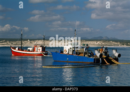 Les bateaux utilisés pour l'exploitation des mines de diamants au fond de l'eau dans le port de Port Nolloth Banque D'Images