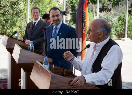 Bundesaußenminister Guido Westerwelle (FDP, l) gibt bei seinem Afghanistanbesuch am Freitag (22.07.2011) à Masar-e-Sharif mit Mohammed Atta (M), Gouverneur der Provinz Balkh, und M. Ashraf Ghani Ahmadzai (r), Berater des président de l'Afghanistan, eine der Republik Pressekonferenz. Westerwelle seine vierte. Afghanistan-Reise innerhalb von zwei Jahren am Donnerstag à Kaboul b Banque D'Images