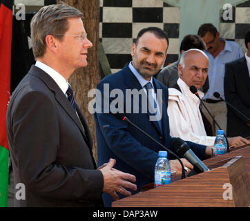 Bundesaußenminister Guido Westerwelle (FDP, l) gibt bei seinem Afghanistanbesuch am Freitag (22.07.2011) à Masar-e-Sharif mit Mohammed Atta (M), Gouverneur der Provinz Balkh, und M. Ashraf Ghani Ahmadzai (r), Berater des président de l'Afghanistan, eine der Republik Pressekonferenz. Westerwelle seine vierte. Afghanistan-Reise innerhalb von zwei Jahren am Donnerstag à Kaboul b Banque D'Images