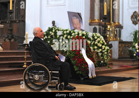 L'ancien chancelier Helmut Kohl parle pendant le service funèbre pour Leo Kirch à l'église des Jésuites Saint Michel à Munich, Allemagne, 22 juillet 2011. Kirch est décédé le 14 juillet 2011 à l'âge de 84 ans. Photo : DANIEL BISKUP Banque D'Images