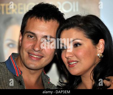 Fichier - une archive photo datée du 16 mai 2011 montre soprano Anna Netrebko et baryton Erwin Schrott, posant lors d'une conférence de presse à Munich, Allemagne. Selon magazine 'Stern', Netrebko (39) plans d'un restaurant avec son partenaire. Photo : Frank Leonhardt Banque D'Images