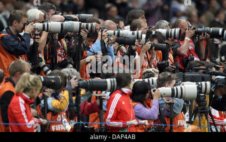 Les photographes de prendre des photos pendant la Coupe du Monde féminine de la fifa football match final entre le Japon et les USA au stade de la Coupe du Monde de la FIFA à Frankfurt am Main, Allemagne 17 juillet 2011. Photo : Friso Gentsch dpa/lhe Banque D'Images