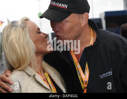 Ancien boxeur Axel Schulz et sa femme Patricia vu dans le paddock avant le Grand Prix de Formule 1 de l'Allemagne à la F1 circuit de Nürburgring, Nuerburg, Allemagne, 24 juillet 2011. Photo : Peter Steffen dpa/lrs Banque D'Images