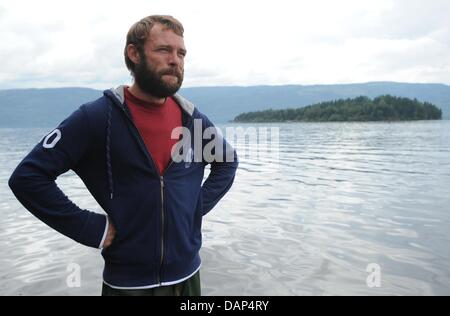 L'allemand Marcel Gleffe se dresse sur Utvika camping sol devant l'île d'Utoya, en Norvège, le 24 juillet 2011. Avec son bateau Gleffe a sauvé la vie de nombreux jeunes pendant la fusillade sur l'île de Utoya 22 Juillet. Le bombardement des bâtiments du gouvernement à Oslo et la fusillade à un camp de jeunesse politique sur l'île de Utoya le 22 juillet 2011 ont fait plus de 90 vit avec t Banque D'Images