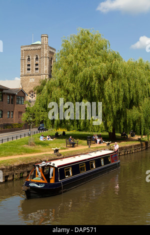 Bateau étroit canal sur la rivière Wey à Guildford Surrey Banque D'Images