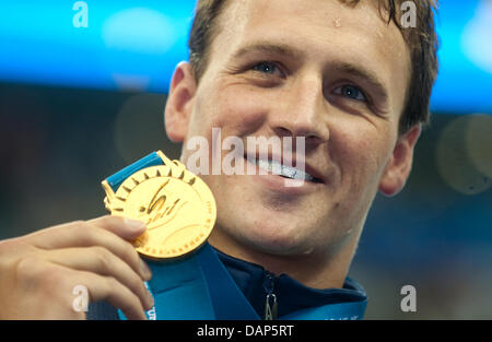 Ryan Lochte des États-Unis montre sa médaille d'or pour sa victoire au 200m nage libre au Championnats du Monde de Natation FINA 2011, Shanghai, Chine, le 26 juillet 2011. Photo : Bernd Thissen dpa  + + +(c) afp - Bildfunk + + + Banque D'Images