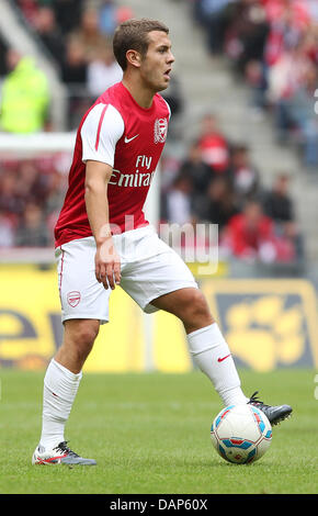 Jack Wilshere d'Arsenal lance la balle pendant le test match 1. Arsenal FC Koeln vs London au stade Rhein-Energie à Cologne, Allemagne, 23 juillet 2011. Londres a gagné 2:1. Photo : Fabian Stratenschulte Banque D'Images