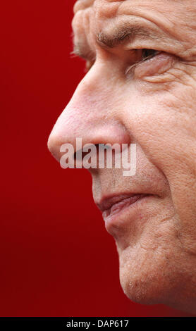 L'entraîneur-chef de l'Arsenal, Arsène Wenger est vu avant le test match 1. Arsenal FC Koeln vs London au stade Rhein-Energie à Cologne, Allemagne, 23 juillet 2011. Londres a gagné 2:1. Photo : Fabian Stratenschulte Banque D'Images