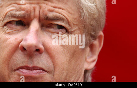 L'entraîneur-chef de l'Arsenal, Arsène Wenger est vu avant le test match 1. Arsenal FC Koeln vs London au stade Rhein-Energie à Cologne, Allemagne, 23 juillet 2011. Londres a gagné 2:1. Photo : Fabian Stratenschulte Banque D'Images