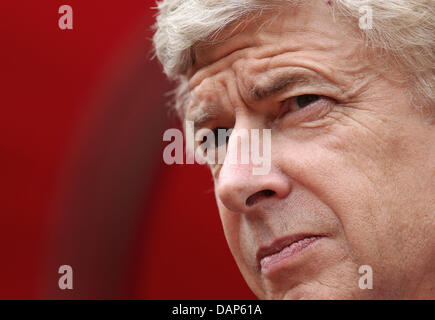 L'entraîneur-chef de l'Arsenal, Arsène Wenger est vu avant le test match 1. Arsenal FC Koeln vs London au stade Rhein-Energie à Cologne, Allemagne, 23 juillet 2011. Londres a gagné 2:1. Photo : Fabian Stratenschulte Banque D'Images