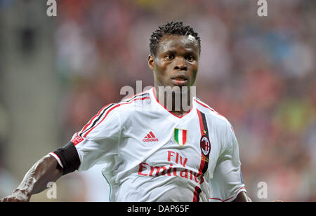 Milan, Taye Taiwo s'exécute au cours de l'Audi Cup demi-finales match FC Bayern Munich vs AC Milan à l'Allianz Arena de Munich, Allemagne, 26 juillet 2011. Photo : Peter Kneffel Banque D'Images