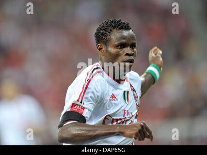 Milan, Taye Taiwo s'exécute au cours de l'Audi Cup demi-finales match FC Bayern Munich vs AC Milan à l'Allianz Arena de Munich, Allemagne, 26 juillet 2011. Photo : Peter Kneffel Banque D'Images