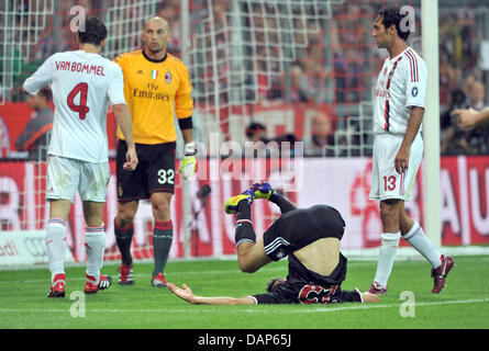 Milan's Mark van Bommel (L), Christian Abbiati (2e à g), Alessandro Nesta (R) et le FC Bayern's Thomas Mueller (2e à R) rencontrez dans la zone de pénalisation au cours de l'Audi Cup demi-finales match FC Bayern Munich vs AC Milan à l'Allianz Arena de Munich, Allemagne, 26 juillet 2011. Photo : Peter Kneffel Banque D'Images