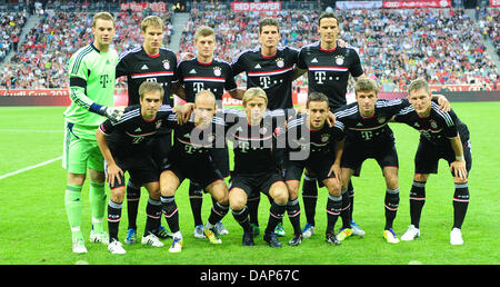 L'équipe de Munich présente avant l'Audi Cup semi finale match de football entre le club allemand du FC Bayern Munich et le club italien de l'AC Milan à l'Allianz Arena de Munich, Allemagne 26 juillet 2011. (L-R Back) Manuel Neuer et Holger Badstuber, Toni Kroos, Mario Gomez, Daniel van Buyten, (AVANT L-R) Philipp Lahm, Arjen Robben, Anatoliy Tymoshchuk, Rafinha, Thomas Mueller, et Bastian Schweinsteiger. Phot Banque D'Images