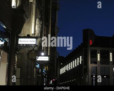 Le signe de la taverne Auerbachs Keller est représenté à Grimmaische Strasse à Leipzig, Allemagne, 06 juillet 2013. Photo : JENS KALAENE Banque D'Images