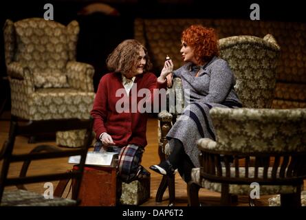 Un festival de Bayreuth 2011 le document en date du 01 juin 2011 montre Michelle Breedt (L, comme Bangaene) et Irene Theorin (Isolde) pendant la répétition de l'opéra de Richard Wagner 'Tristan et Isolde' à Bayreuth, Allemagne. Le 29 juillet 2011, l'opéra sera présentée dans le cadre de la 100e Festival de Bayreuth. dpa/lby (ATTENTION ! ! Gratuitement seulement en toute dénomination de la source : "Photo : B Banque D'Images