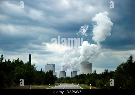 (Afp) - Un fichier photo datée du 15 juillet 2011 de Vattenfall Europe's brown coal power station in Boxberg (Allemagne). Le 28 juillet 2011, Vattenfall présentera son rapport de bilan semi-annuel. Photo : Arno Burgi Banque D'Images