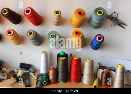 Fils colorés est suspendu sur le mur à Alexandra Kiesel le studio à Berlin, Allemagne, 26 juillet 2011. Avec une collection de formes géométriques colorées qui permettra un échange de pièces individuelles Kiesel a gagné le Designer for Tomorrow Awards 2011 de la Mercedes-Benz Fashion Week de Berlin. A partir de maintenant, elle sera financé. Ses dernières créations sera vu en janvier 2012. Banque D'Images