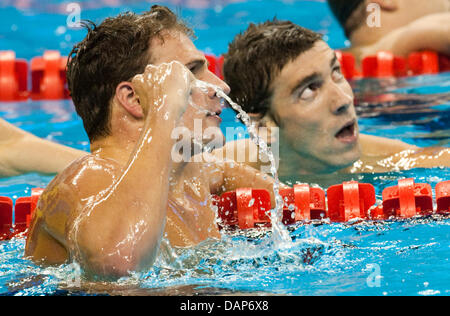 Ryan Lochte (L) de la United States célèbre après avoir remporté le men's 200m quatre nages individuel contre Michael Phelps (Retour) à la FINA 2011 Championnats du monde de natation, à Shanghai, Chine, le 28 juillet 2011. Photo : Bernd Thissen dpa  + + +(c) afp - Bildfunk + + + Banque D'Images