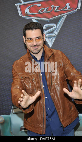 L'acteur Rick Kavanian arrive pour la première de 'Cars 2' à Mathaeser Filmpalast à Munich, Allemagne, 28 juillet 2011. Nous le film d'animation américain qui suit 'Cars'. Photo : Ursula Dueren Banque D'Images