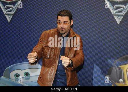 L'acteur Rick Kavanian arrive pour la première de 'Cars 2' à Mathaeser Filmpalast à Munich, Allemagne, 28 juillet 2011. Nous le film d'animation américain qui suit 'Cars'. Photo : Ursula Dueren Banque D'Images