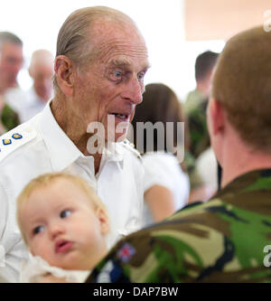 Le prince Philip (L), époux de la reine, visite les troupes britanniques dans la région de Paderborn, Allemagne, 29 juillet 2011. Le 90-year-old est colonel-en-chef de l'unité du réservoir 'The Queen s Royal Hussars'. Photo : FRISO GENTSCH Banque D'Images