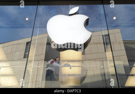 Fichier - une archive photo datée du 28 mai 2010 montre une femme nettoyage windows de l'Apple Store de Munich, Allemagne. Le succès de l'ordinateur- et de l'iPad Apple-producteur est impressionnante : Apple Inc. a plus de réserves de trésorerie de l'US-budget. Photo : Andreas Gebert Banque D'Images