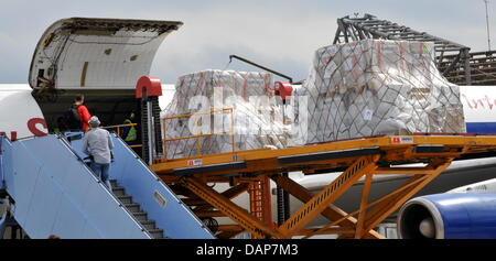 Un avion avec environ 30 tonnes de fournitures de secours pour les victimes de la catastrophe de la famine dans la Corne de l'Afrique est chargé à l'aéroport et va s'envoler pour le Kenya dans la soirée à Munich, Allemagne, 30 juillet 2011. Selon l'organisation humanitaire Humedica, il y a du lait en poudre, des médicaments et des fournitures médicales ainsi qu'un quatre roues motrices vehichle à bord. Photo : FRANK LEONHAR Banque D'Images