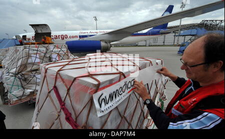 Un avion avec environ 30 tonnes de fournitures de secours pour les victimes de la catastrophe de la famine dans la Corne de l'Afrique est chargé à l'aéroport et va s'envoler pour le Kenya dans la soirée à Munich, Allemagne, 30 juillet 2011. Selon l'organisation humanitaire Humedica, il y a du lait en poudre, des médicaments et des fournitures médicales ainsi qu'un quatre roues motrices vehichle à bord. Photo : FRANK LEONHAR Banque D'Images