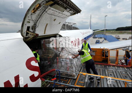 Un avion avec environ 30 tonnes de fournitures de secours pour les victimes de la catastrophe de la famine dans la Corne de l'Afrique est chargé à l'aéroport et va s'envoler pour le Kenya dans la soirée à Munich, Allemagne, 30 juillet 2011. Selon l'organisation humanitaire Humedica, il y a du lait en poudre, des médicaments et des fournitures médicales ainsi qu'un quatre roues motrices vehichle à bord. Photo : FRANK LEONHAR Banque D'Images