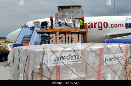 Un avion avec environ 30 tonnes de fournitures de secours pour les victimes de la catastrophe de la famine dans la Corne de l'Afrique est chargé à l'aéroport et va s'envoler pour le Kenya dans la soirée à Munich, Allemagne, 30 juillet 2011. Selon l'organisation humanitaire Humedica, il y a du lait en poudre, des médicaments et des fournitures médicales ainsi qu'un quatre roues motrices vehichle à bord. Photo : FRANK LEONHAR Banque D'Images