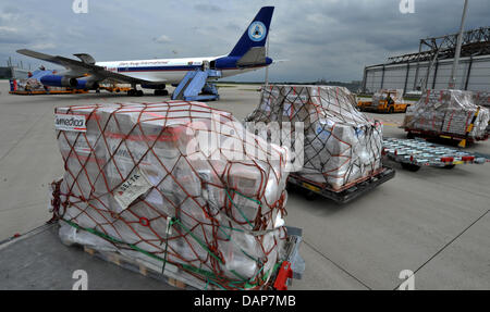 Un avion avec environ 30 tonnes de fournitures de secours pour les victimes de la catastrophe de la famine dans la Corne de l'Afrique est chargé à l'aéroport et va s'envoler pour le Kenya dans la soirée à Munich, Allemagne, 30 juillet 2011. Selon l'organisation humanitaire Humedica, il y a du lait en poudre, des médicaments et des fournitures médicales ainsi qu'un quatre roues motrices vehichle à bord. Photo : FRANK LEONHAR Banque D'Images