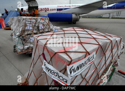 Un avion avec environ 30 tonnes de fournitures de secours pour les victimes de la catastrophe de la famine dans la Corne de l'Afrique est chargé à l'aéroport et va s'envoler pour le Kenya dans la soirée à Munich, Allemagne, 30 juillet 2011. Selon l'organisation humanitaire Humedica, il y a du lait en poudre, des médicaments et des fournitures médicales ainsi qu'un quatre roues motrices vehichle à bord. Photo : FRANK LEONHAR Banque D'Images