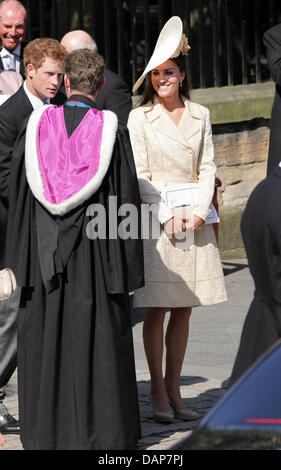 Le prince Harry et la duchesse Catherine quitter la Canongate Kirk à Edimbourg après la cérémonie de mariage de Zara Phillips et Mike Tindall, 30 juillet 2011. Zara est une petite-fille de la Reine, Mike un célèbre joueur de rugby. Photo : Albert Nieboer Banque D'Images