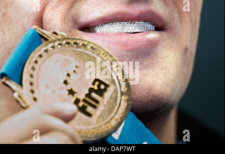 Ryan Lochte des États-Unis montre sa médaille d'or après avoir remporté le 400m quatre nages individuel au Championnats du Monde de Natation FINA 2011, Shanghai, Chine, le 31 juillet 2011. Il a remporté la médaille d'or. Photo : Bernd Thissen dpa  + + +(c) afp - Bildfunk + + + Banque D'Images